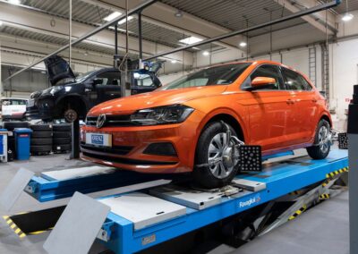 Impressionen KRENZ Autohaus und Werkstatt - Auto auf Hebeb&uuml;hne