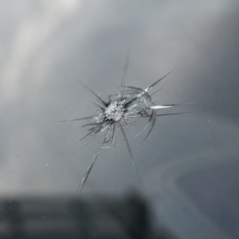 Steinschlag reparieren lassen in Paderborn sowie Austausch von Scheiben durch KRENZ Autohaus